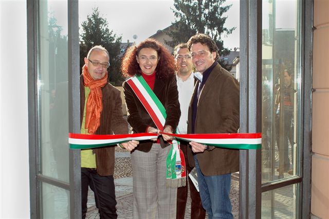 Foto del taglio del nastro all'inaugurazione della mostra fotografica